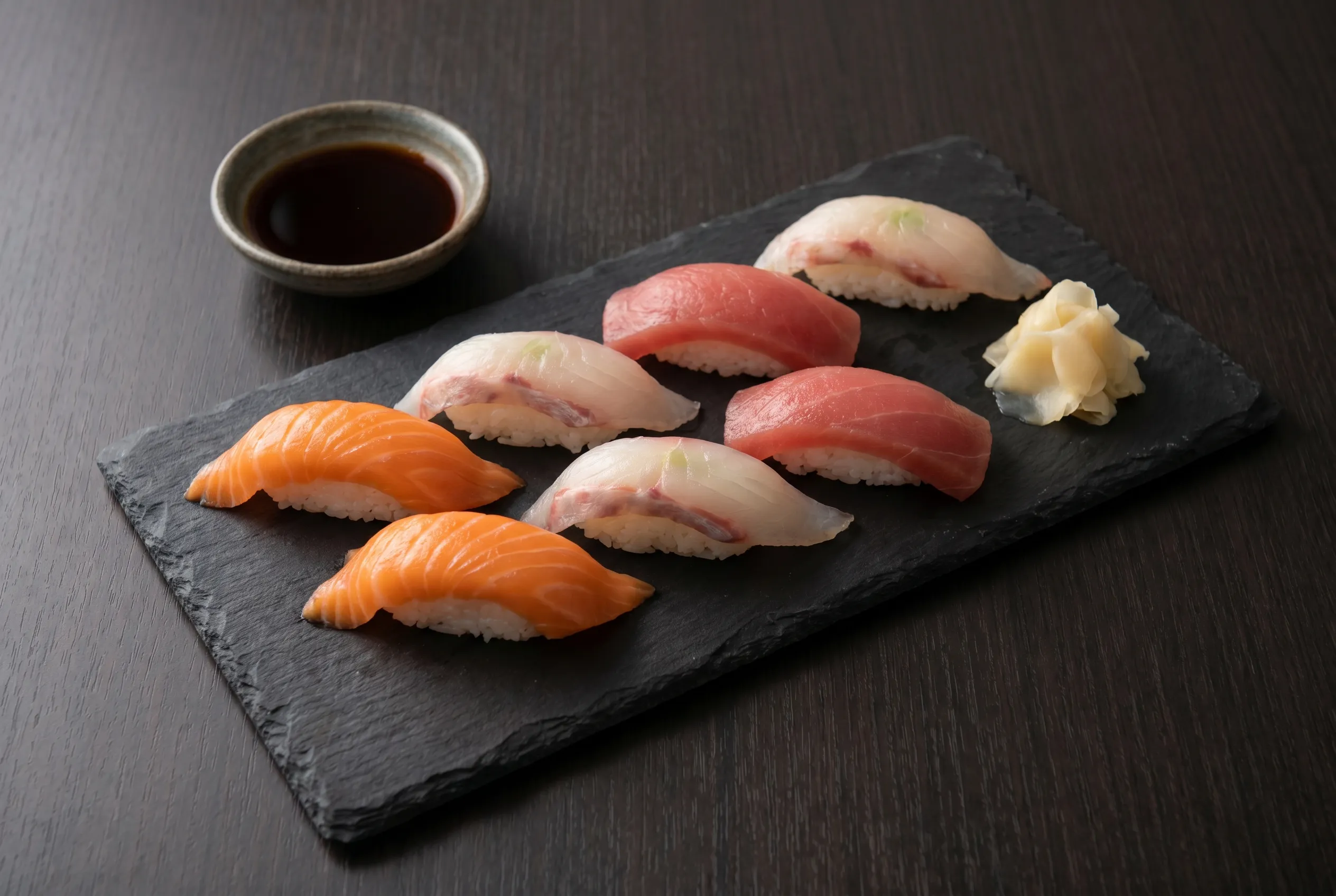 Assortiment de nigiri saumon, daurade et thon