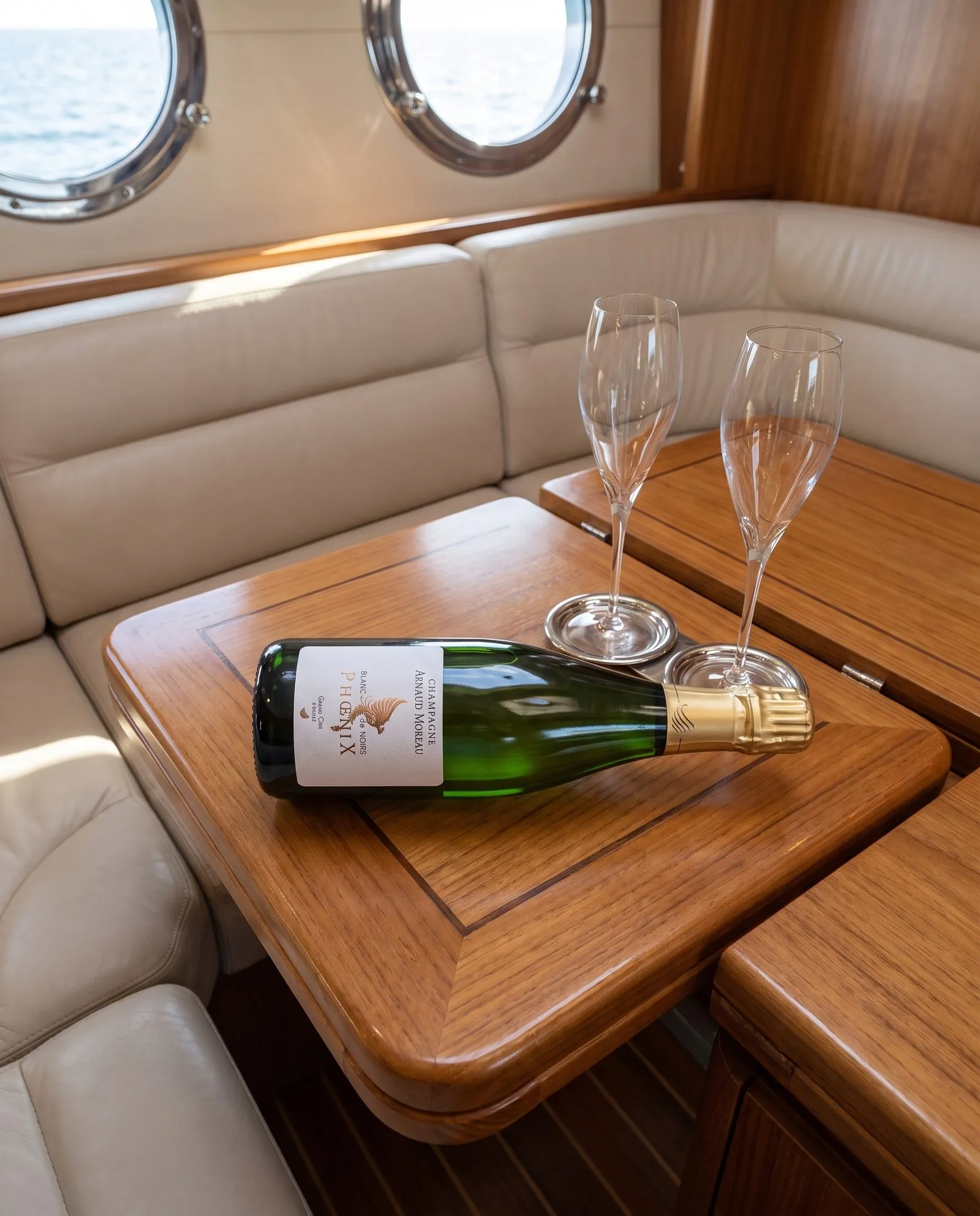 Champagne Arnaud Moreau Phœnix · dans la cabine d'un yacht
