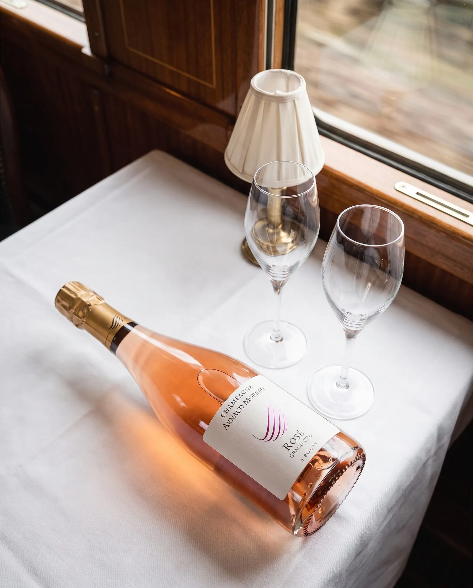 Champagne Arnaud Moreau Rosé · dans un wagon-restaurant